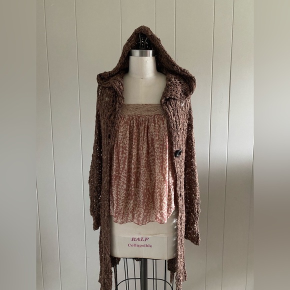 Open crochet long hooded cardigan with belt and special button closure. - Picture 2 of 7